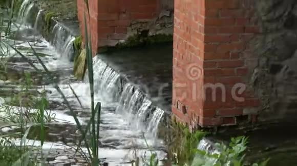 历史红砖湖坝上的小水流视频的预览图