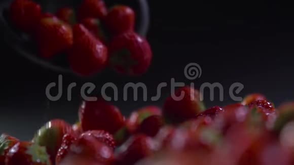 草莓浆果落在浆果上视频的预览图