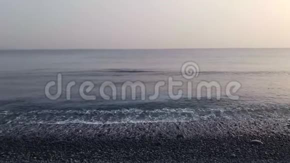 暴风雨的海浪向海滩翻滚视频的预览图