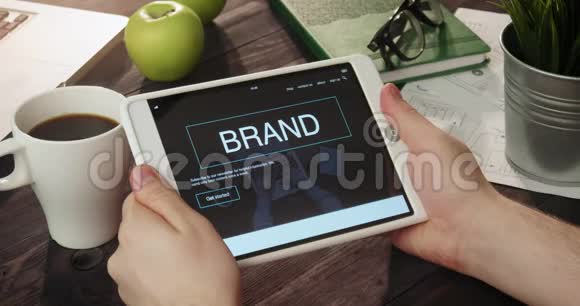 使用数字平板电脑阅读品牌信息视频的预览图