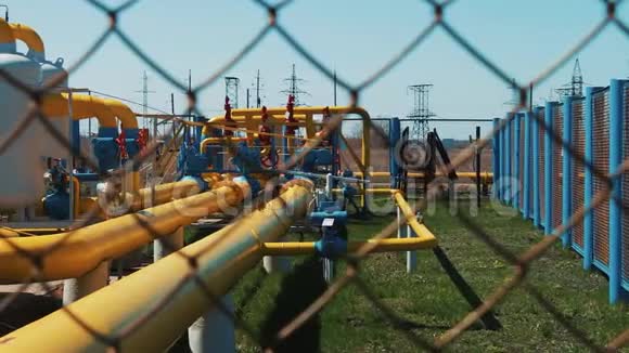 炼油厂油天然气清洗运输站带关闭阀的管道燃料生产视频的预览图