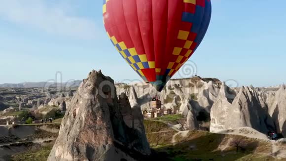 色彩斑斓的红蓝黄颜色的热空气气球飞行卡帕多西亚的大旅游景点视频的预览图