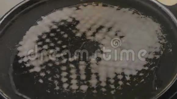 快速射击厨师用油在热锅上准备奶酪煎饼视频的预览图