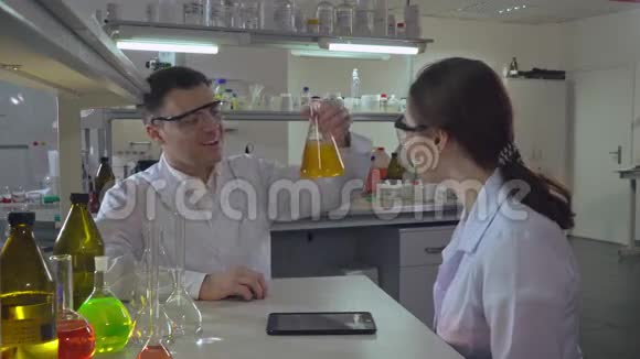 化学实验室两名工人视频的预览图