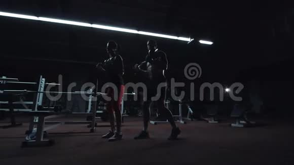 强壮的运动伴侣在健身房锻炼视频的预览图