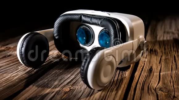 虚拟现实白色眼镜老式木制背景视频的预览图