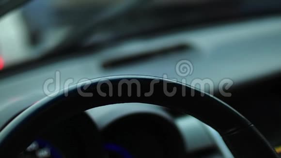 男人手握着汽车方向盘右边有一个热杯子特写视频的预览图