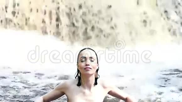 女人穿着泳衣在瀑布里洗澡视频的预览图
