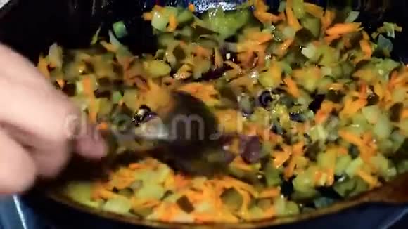蔬菜在旧煎锅里煎视频的预览图