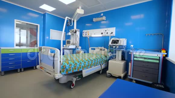 配有床和设备的现代化医务室视频的预览图