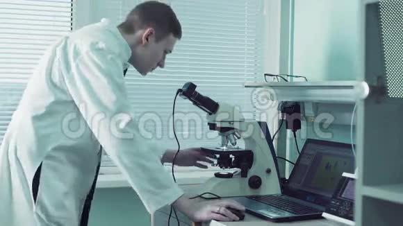 使用显微镜的技术学家或病理学家视频的预览图