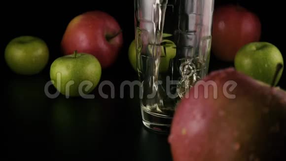 苹果汁倒入面玻璃中慢动作视频的预览图