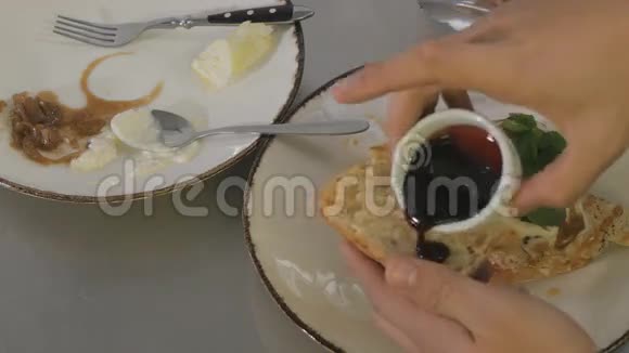 厨师给面包浇汁然后把它放在三明治上视频的预览图