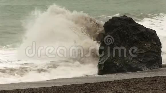北加利福尼亚海滩海浪冲击岩石视频的预览图
