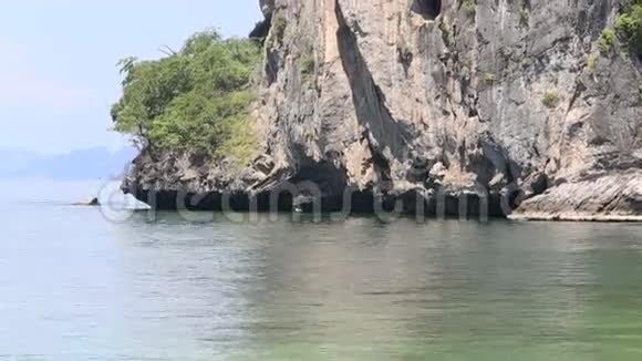 岩石岛在海水中孤独视频的预览图