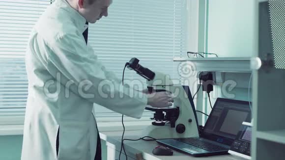使用显微镜的技术学家或病理学家视频的预览图