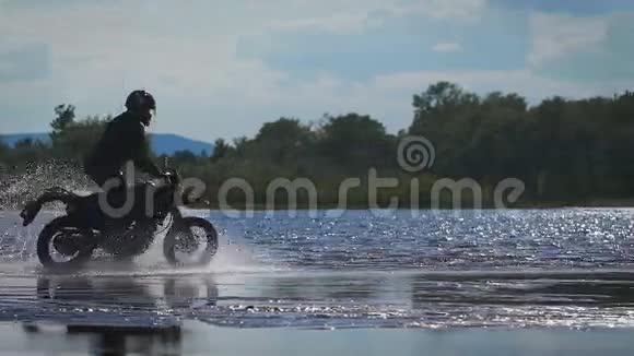 骑摩托车的浪漫之旅一个熟练的骑车人骑在水边视频的预览图
