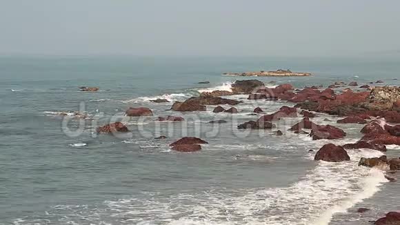 海浪和水中的石头视频的预览图