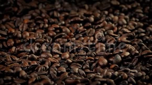咖啡豆倒进一堆特写镜头视频的预览图