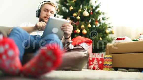 穿着鲜艳圣诞袜的男人用垫子视频的预览图