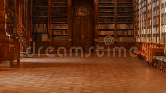 捷克共和国布拉格斯特拉霍夫修道院主要图书馆的广角倾斜镜头捷克视频的预览图