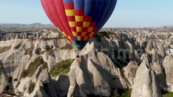 色彩斑斓的红蓝黄颜色的热空气气球飞行卡帕多西亚的大旅游景点视频的预览图