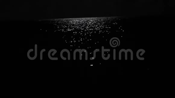 海水的光反射月光在水中闪烁视频的预览图