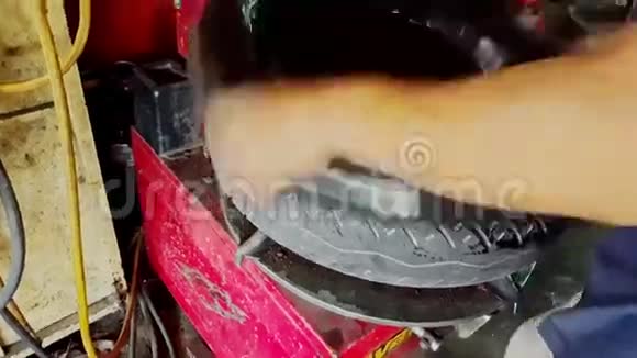 特写员在平衡机上把内胎放入轮胎视频的预览图