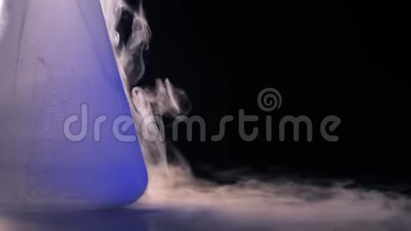 黑底液氮烧瓶化学实验和测试的概念教育娱乐视频的预览图