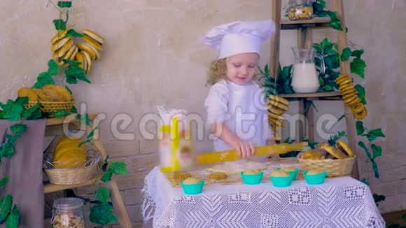 可爱的孩子在厨房装饰品上做面团视频的预览图