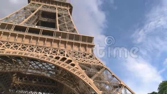 埃菲尔铁塔和多云的天空视频的预览图