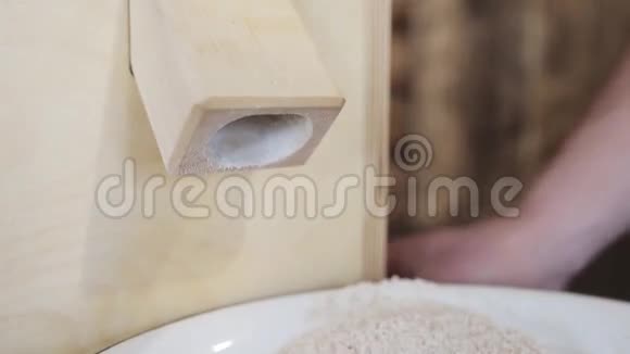厨房里面粉碾磨机上的小卷视频的预览图