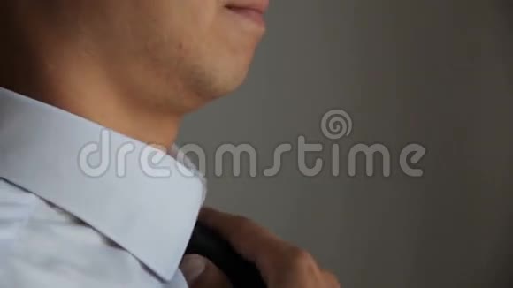 新郎拉直领带视频的预览图