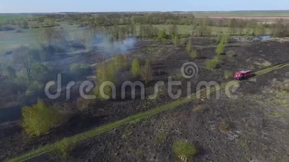 烧焦的干草草地上着火了视频的预览图