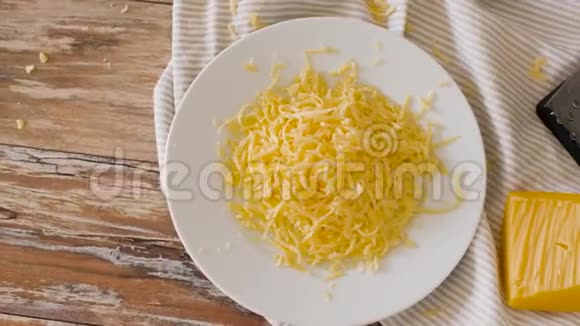 把磨碎的奶酪和磨碎的放在桌子上视频的预览图