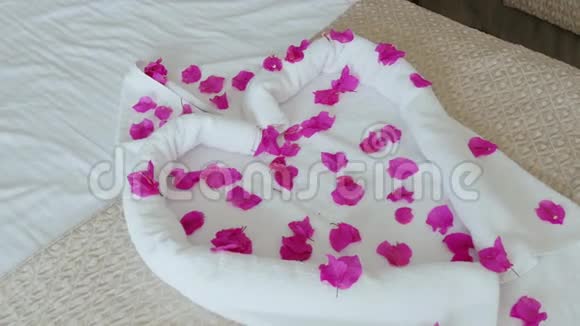 用花瓣做成的毛巾做的心为酒店客人带来惊喜服务周到视频的预览图