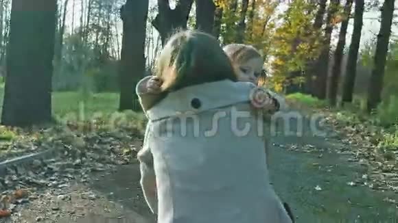 妈妈抱着宝宝在秋公园户外视频的预览图