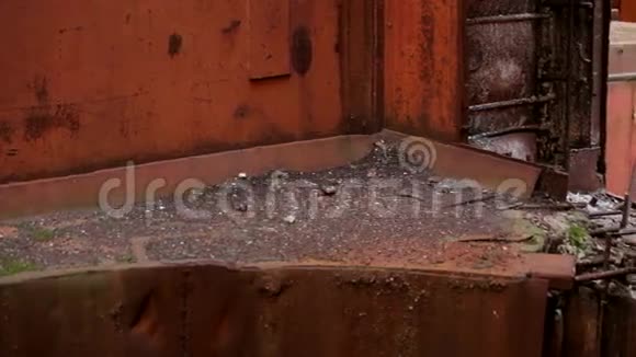 生锈和废墟工厂视频的预览图