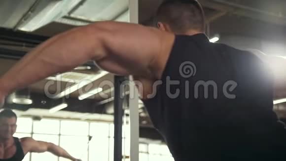 强壮的男性健美运动员在健身房的镜子前锻炼视频的预览图