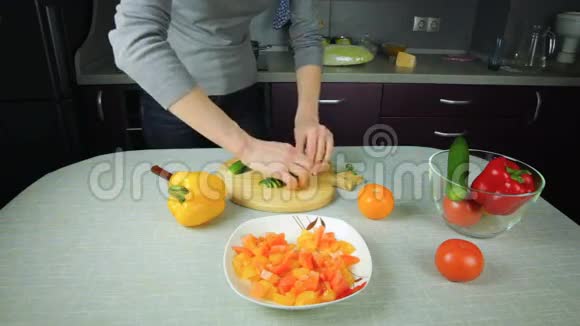 女厨师在厨房准备视频的预览图
