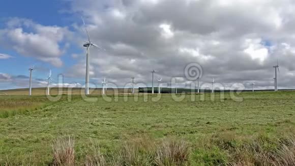 苏格兰田野里的风力涡轮机视频的预览图