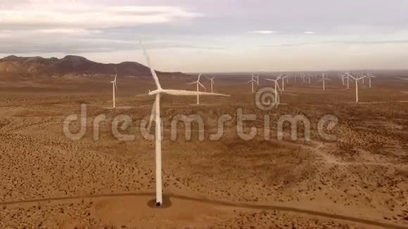 沙漠中的涡轮风车视频的预览图