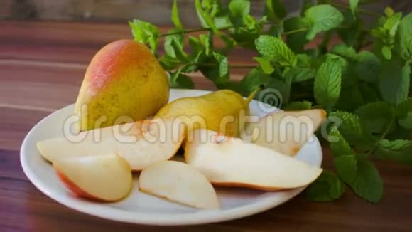 白色盘子里的美味梨子视频的预览图