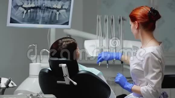 牙医完成了他和病人的工作移除博尔机器给女孩一面镜子来评估工作这就是视频的预览图