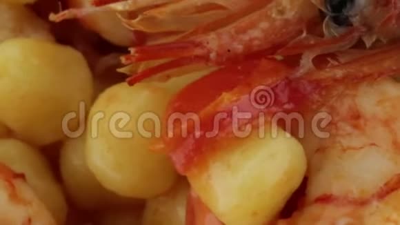与阿根廷大虾的马铃薯视频的预览图