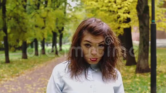 公园里怨恨的红发女青年视频的预览图