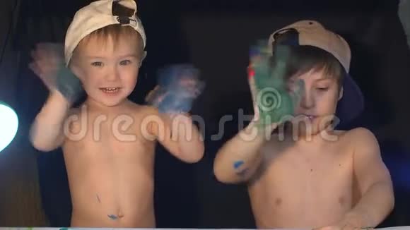 快乐的孩子玩手指画视频的预览图