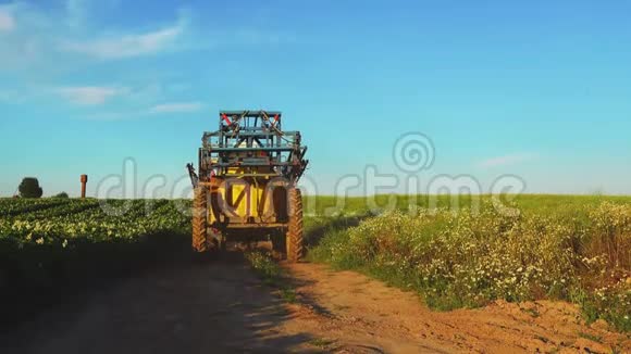 耕地农用拖拉机吊车射击视频的预览图