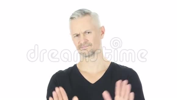 拒绝拒绝拒绝中年男子的手势白色背景年轻视频的预览图