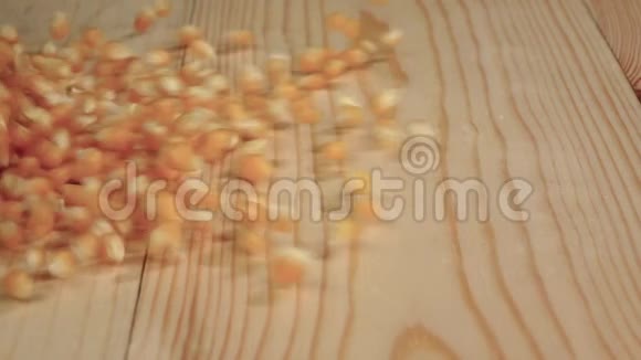 玉米粒正落在桌子上快关门慢动作视频的预览图